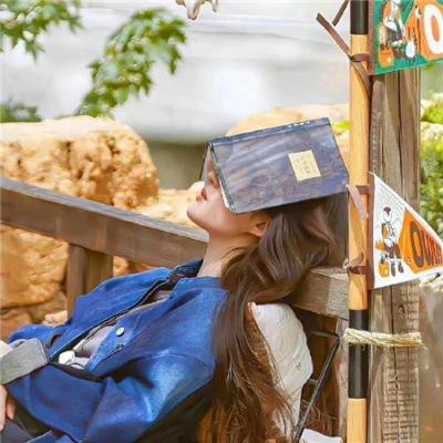 漂浮于太空的教室封面